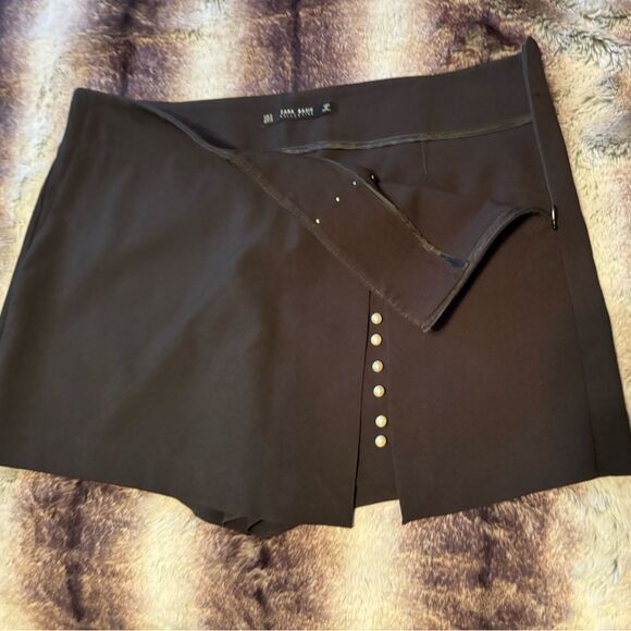 Ladies Black Dress Shorts “Skort” Zara M Side Zipper Pearl Button Decor As New - Picture 3 of 5